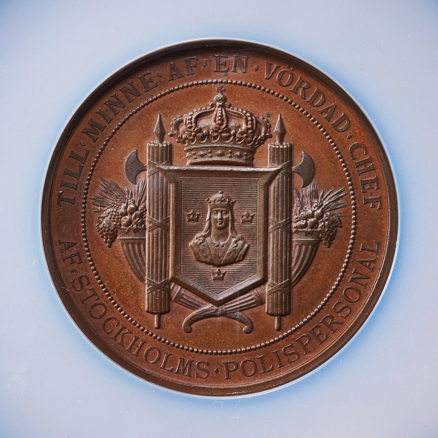 【俄甄集藏】2025年(045)12-03 星期三 晚 19:30 全场包邮 瑞典1888年纪念斯德哥尔摩警察总监弗里茨·乌格拉斯男爵退休卸任大铜章，NGC MS63，高浮雕，巧克力包浆，稀少品种，名家林德伯格作品，直径56mm