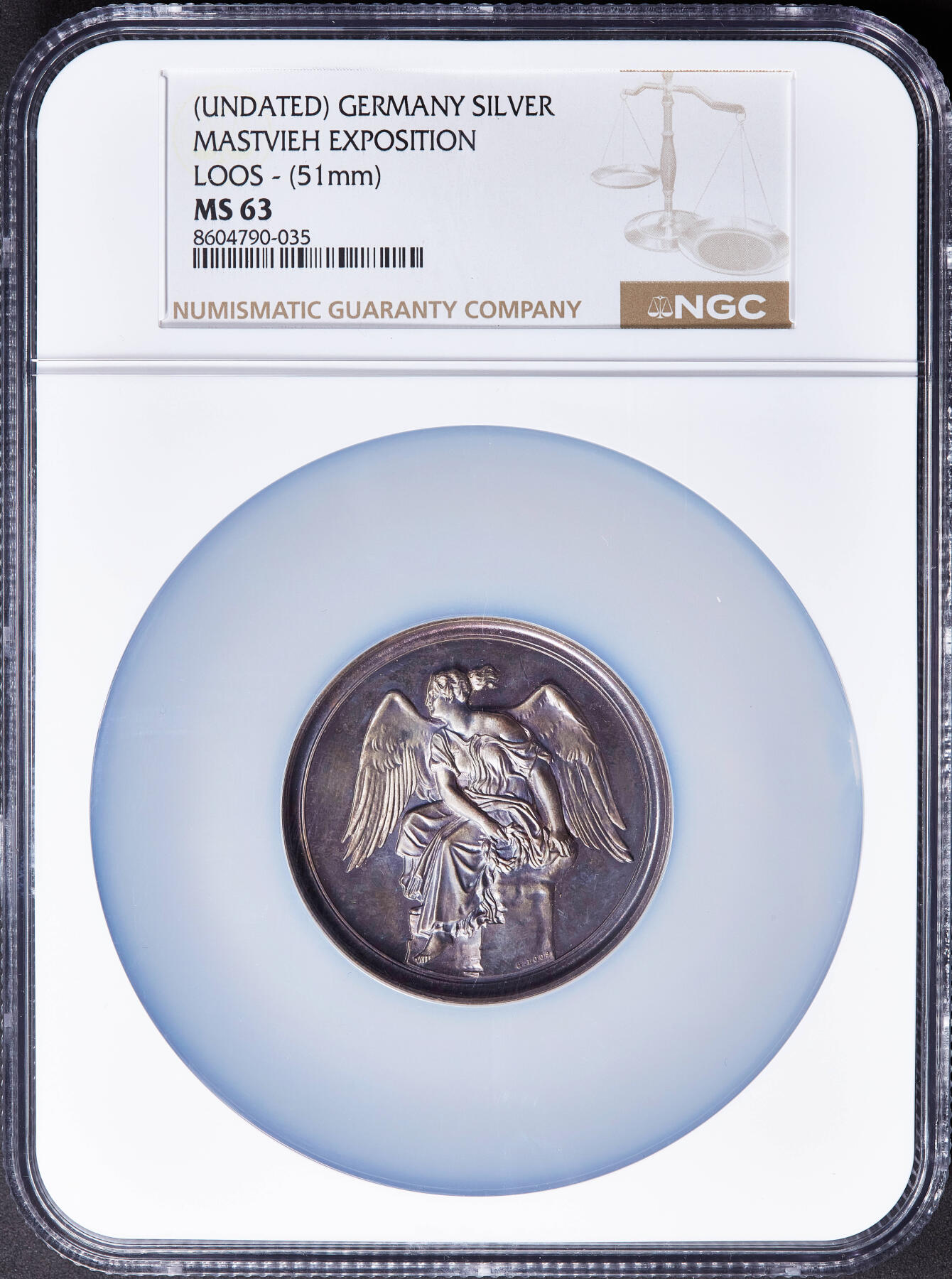 【俄甄集藏】2025年(045)12-03 星期三 晚 19:30 全场包邮 德国19世纪纪念柏林畜牧业博览会大银章，NGC MS63，名家Loos作品，紫罗兰五彩老包浆，高浮雕，底板凝霜，正面为手持花环的天使造像，直径：51mm，状态极佳