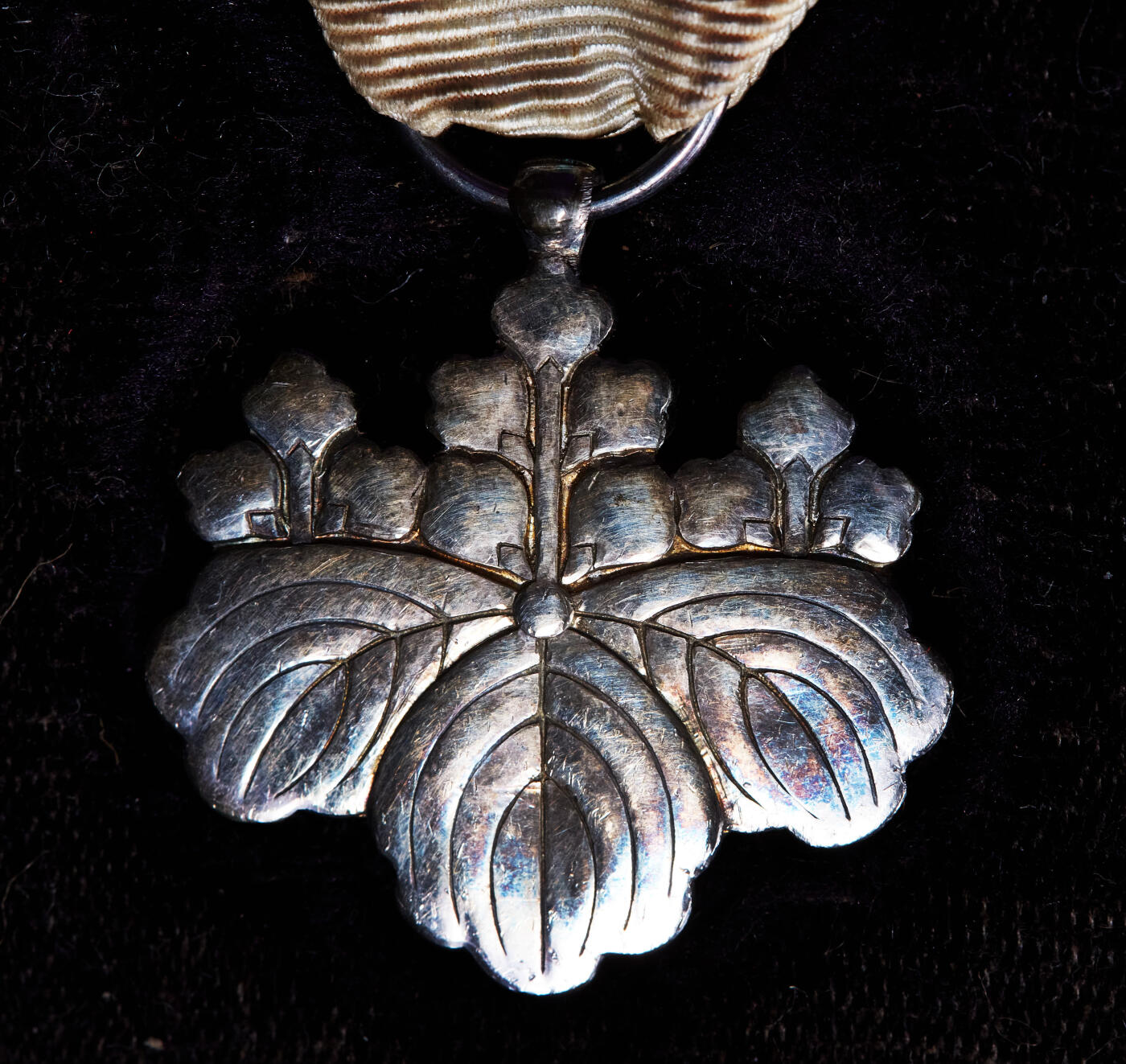 【俄甄集藏】2025年(045)12-03 星期三 晚 19:30 全场包邮 日本战时八等白色桐叶勋章，999银原木盒，含纯银约17克