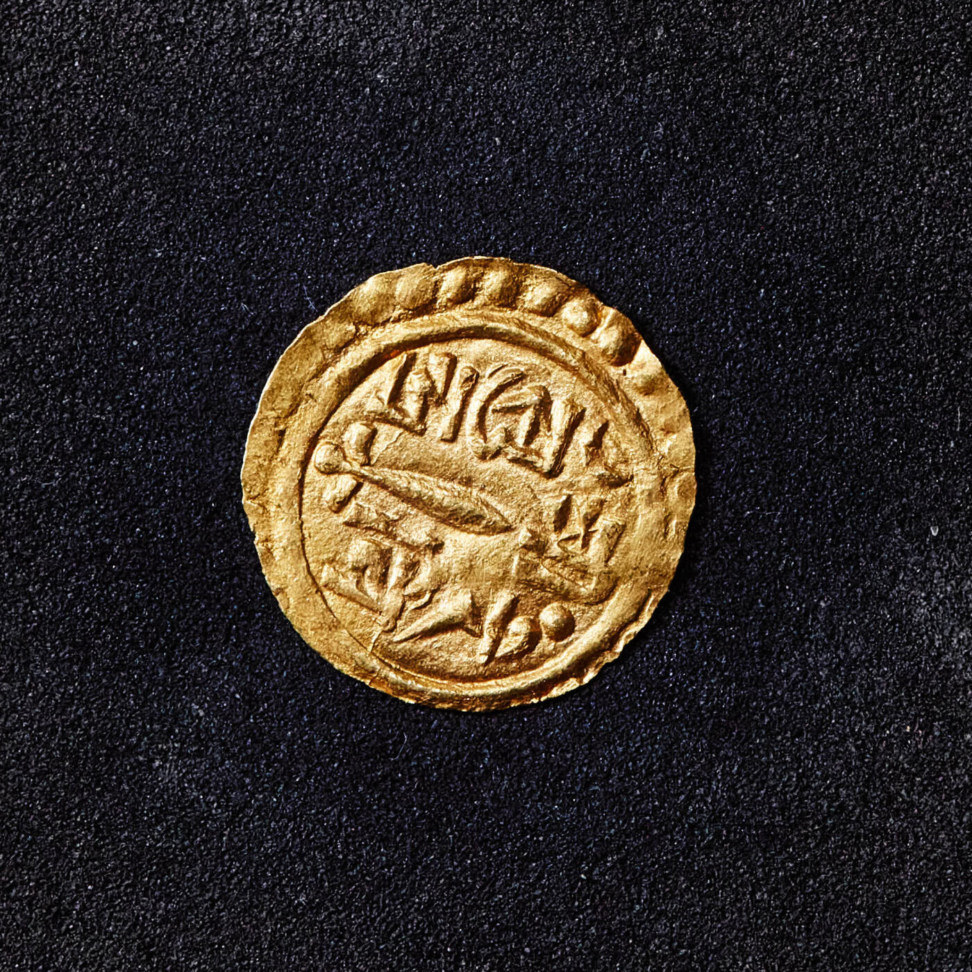 【俄甄集藏】2025年(045)12-03 星期三 晚 19:30 全场包邮 尼泊尔王国1847-1881年苏伦德拉国王1/2莫哈金币，直径：14mm，重量：0.4克，稀少品种，UNC品相