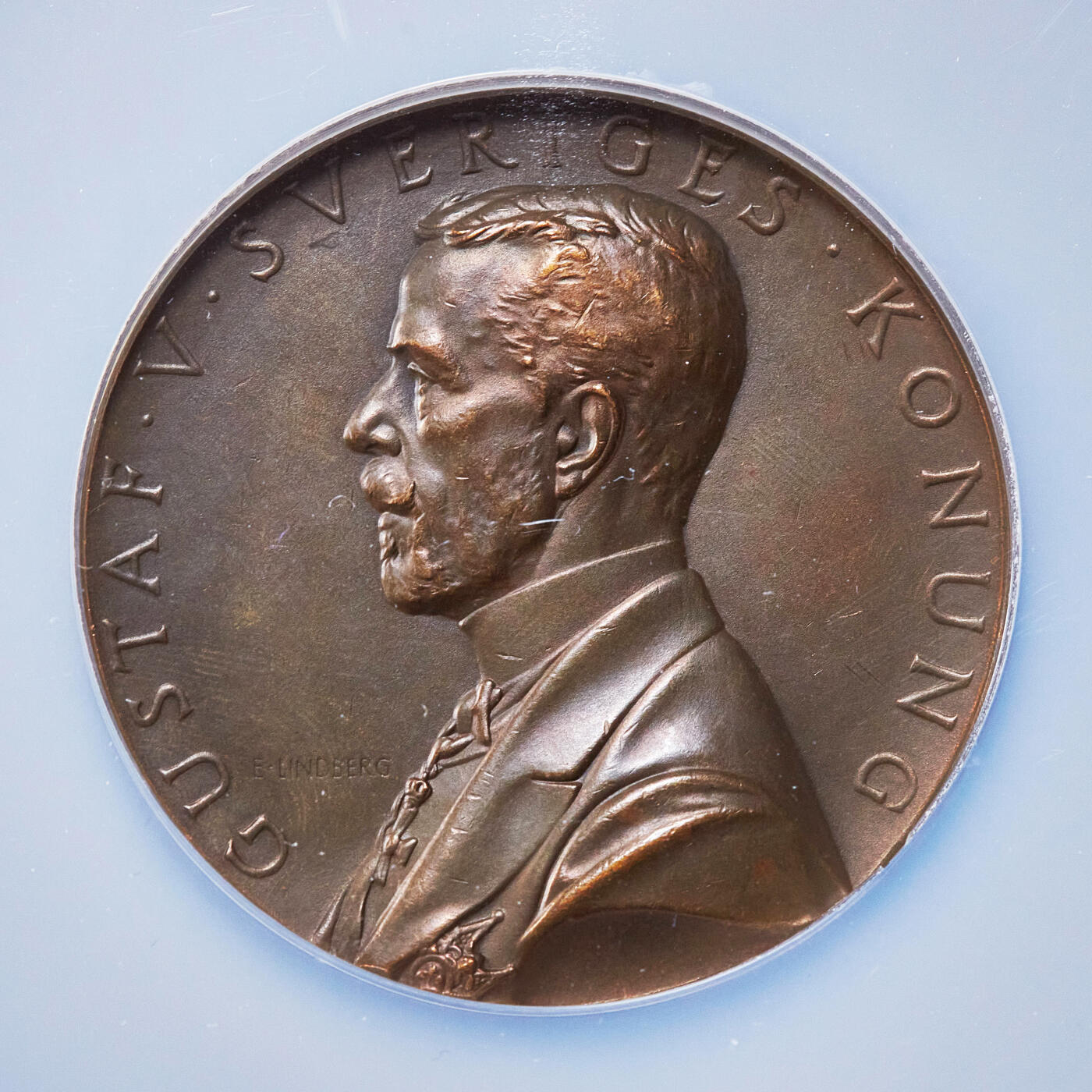 【俄甄集藏】2025年(045)12-03 星期三 晚 19:30 全场包邮 瑞典1911年古斯塔夫五世头像纪念国家首届农业大会在厄勒布鲁召开大铜章，NGC MS63，巧克力包浆，设计精美，直径：51mm，名家林德伯格作品