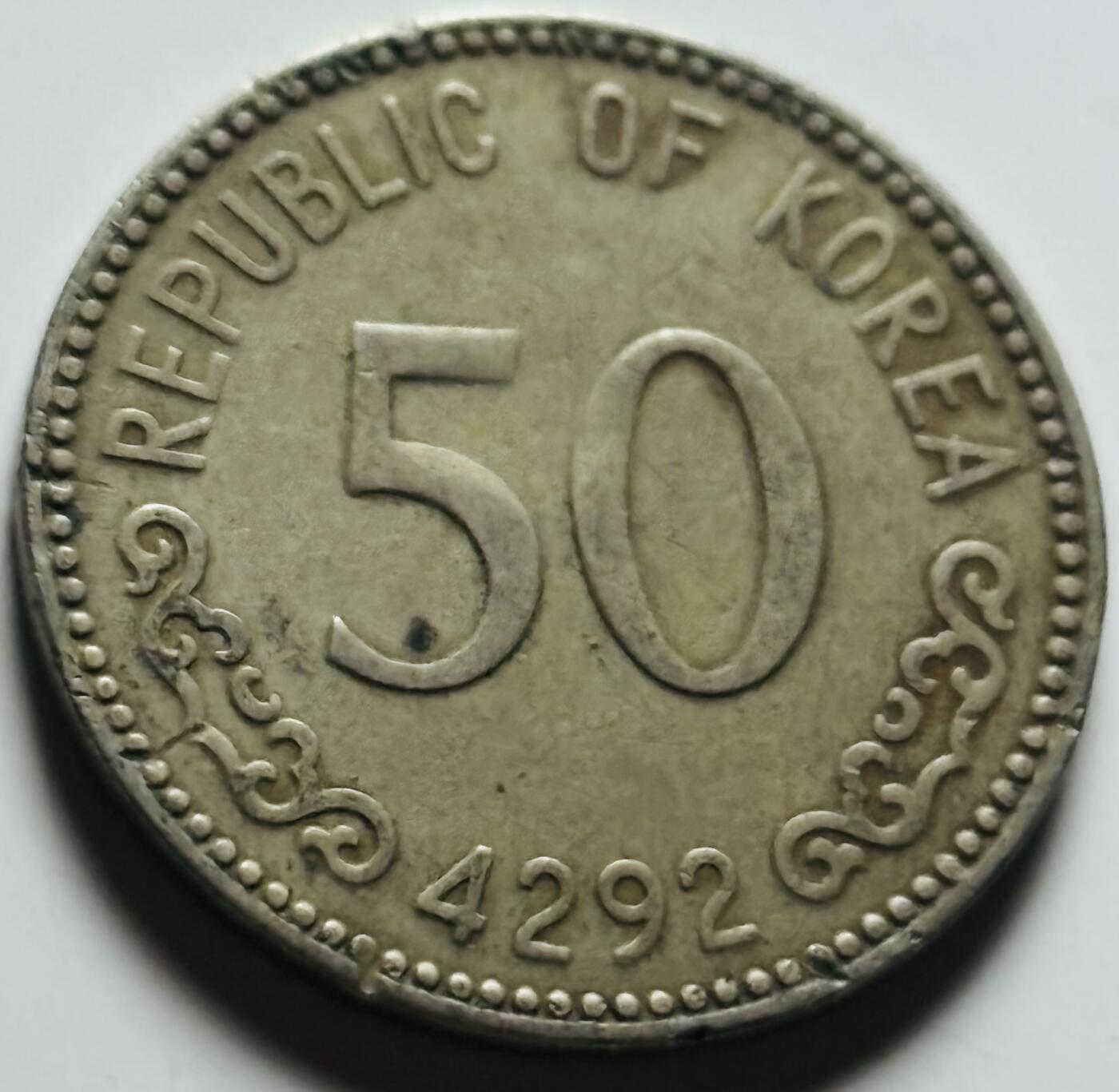 文馨钱币收藏第 284 场，【 长期接收代拍品】老藏家拍品南朝鲜李承晚时期货币，泰国大型纪念币，土耳其各时期及各国套币场 少见 1959 年南朝鲜李承晚时期 4292 龟船 50 元，老刻边，首发年