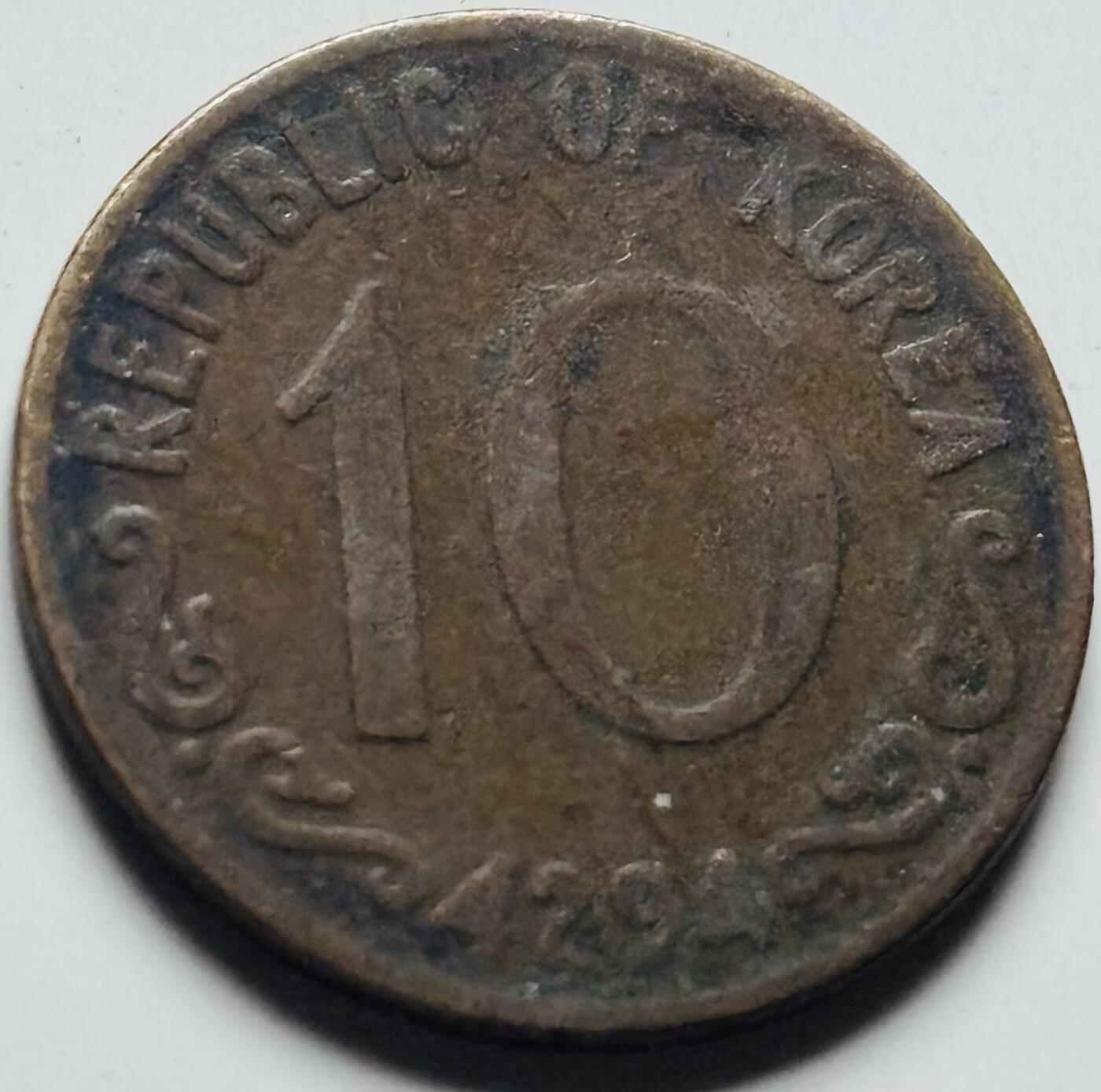 文馨钱币收藏第 284 场，【 长期接收代拍品】老藏家拍品南朝鲜李承晚时期货币，泰国大型纪念币，土耳其各时期及各国套币场 稀少南朝鲜李承晚时期 1961 年 4294 木槿花 10 元铜币关门年