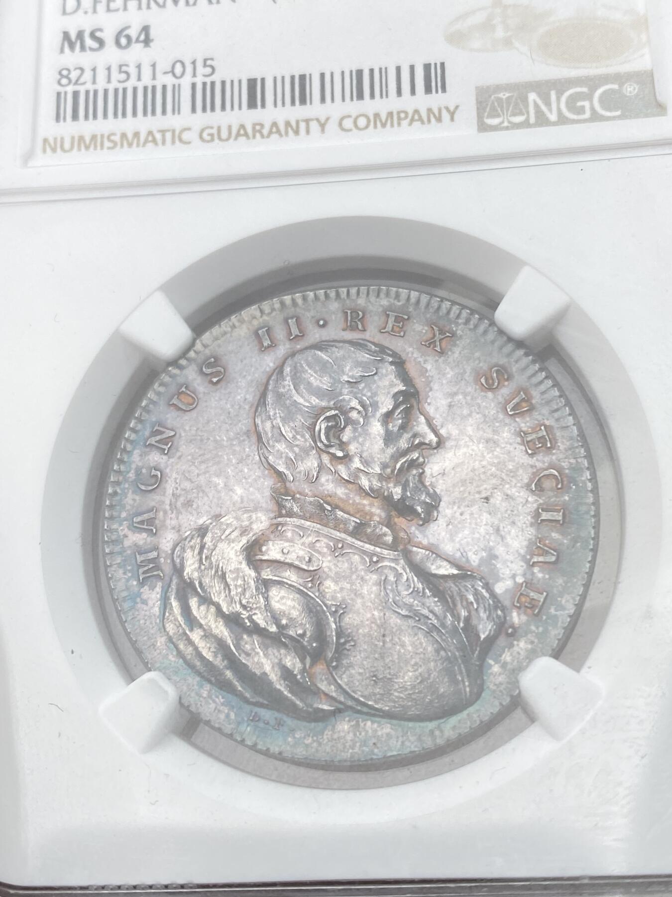 万国钱币拍卖第056期 NGC MS64 1754-60年瑞典摄政王马格努斯·亨里克森二世戎装纪念银章 此系列是由在瑞士出生的约翰·卡尔·赫德林格设计 他的瑞典摄政王系列肖像设计被视为最优雅、最著名的作品 该系列包含从比约恩·帕加到弗雷德里克一世的瑞典君主的肖像和简短传记