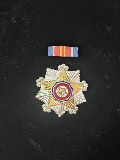 朝鲜二级国旗加略章 - 朝鲜二级国旗加略章