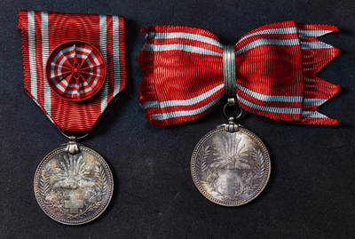 【俄甄集藏】2025年(045)12-03 星期三 晚 19:30 全场包邮 - 日本战时赤十字社纪念银章男授、女授2枚一对，材质为925银，直径：28mm，木盒无上盖