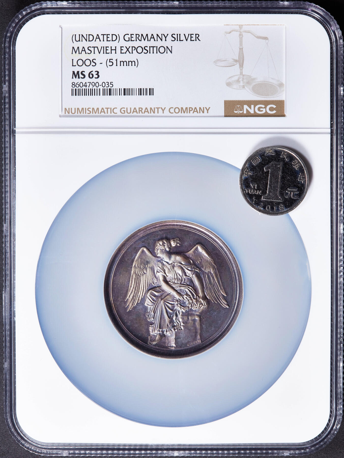 【俄甄集藏】2025年(045)12-03 星期三 晚 19:30 全场包邮 德国19世纪纪念柏林畜牧业博览会大银章，NGC MS63，名家Loos作品，紫罗兰五彩老包浆，高浮雕，底板凝霜，正面为手持花环的天使造像，直径：51mm，状态极佳