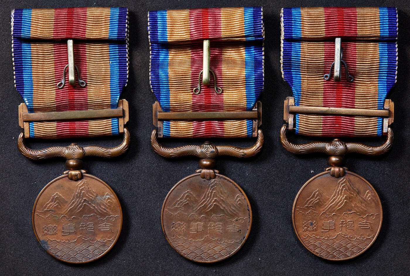 【俄甄集藏】2025年(045)12-03 星期三 晚 19:30 全场包邮 日本1937年七七事变从军记章3枚一组，铜质，其中一枚外盒老化破损，见详图，其中一枚无原盒