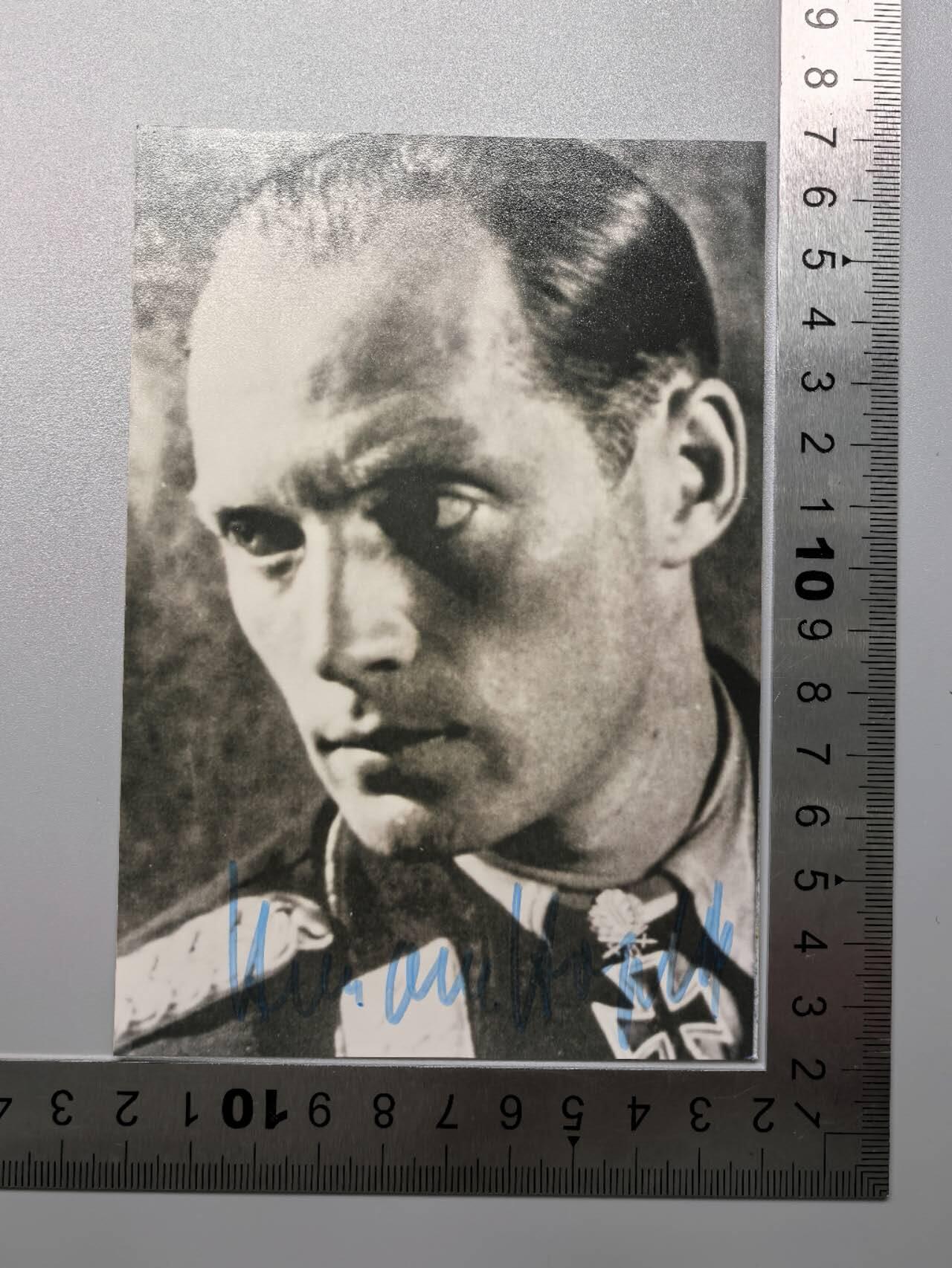 小驴勋章奖章收藏11月29日周六晚六点拍卖（珍爱和平，收藏战争，铭记历史，勿忘国耻，忠党爱国。有偿代拍，送拍规则在简介最后，参拍须阅读规则后再参拍，关系到运费包装发货时效真假辨别等关键信息，拍卖时不再发原图，看大图店主微信码在拍卖店铺介绍里） 双剑橡叶饰骑士铁十字勋章获得者，德国空军轰炸机王牌赫尔曼·霍格巴克战后签名照