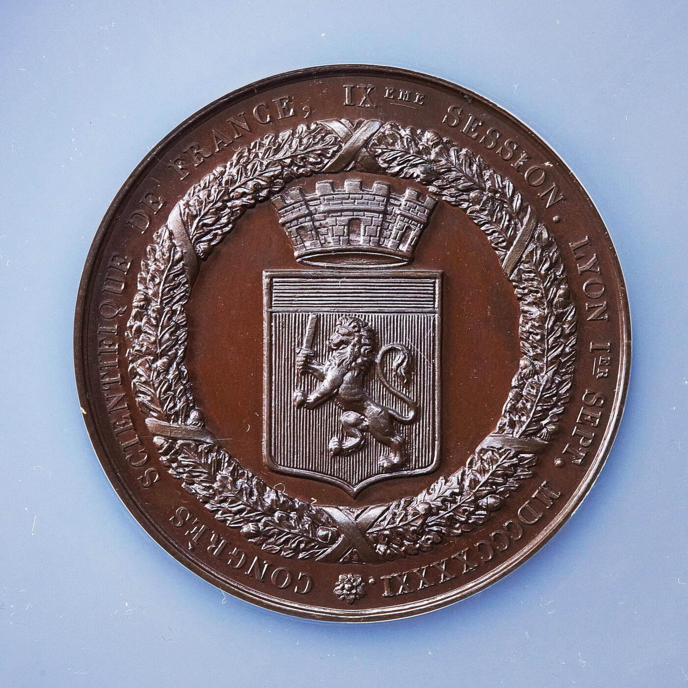 【俄甄集藏】2025年(045)12-03 星期三 晚 19:30 全场包邮 法国1841年三女神造像纪念法国第九届科学大会在里昂召开大铜章，NGC MS64，类精制底板，高浮雕，状态无懈可击，背面为里昂市徽，高浮雕，直径49mm，少见船首铭