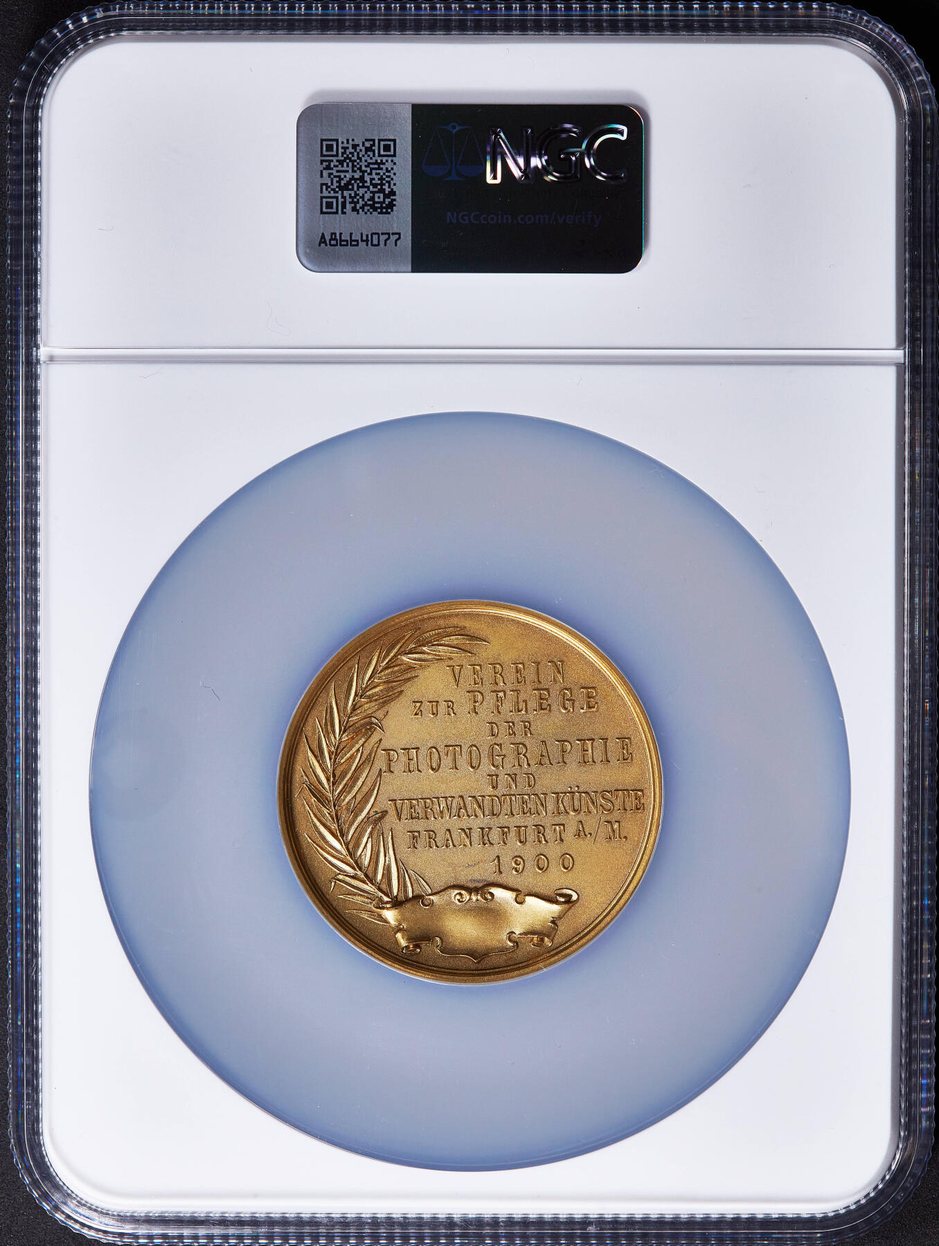 【俄甄集藏】2025年(045)12-03 星期三 晚 19:30 全场包邮 德国1900年纪念法兰克福摄影与艺术协会成立25周年镀金大铜章，NGC MS65，设计精美，金水足，直径：51mm