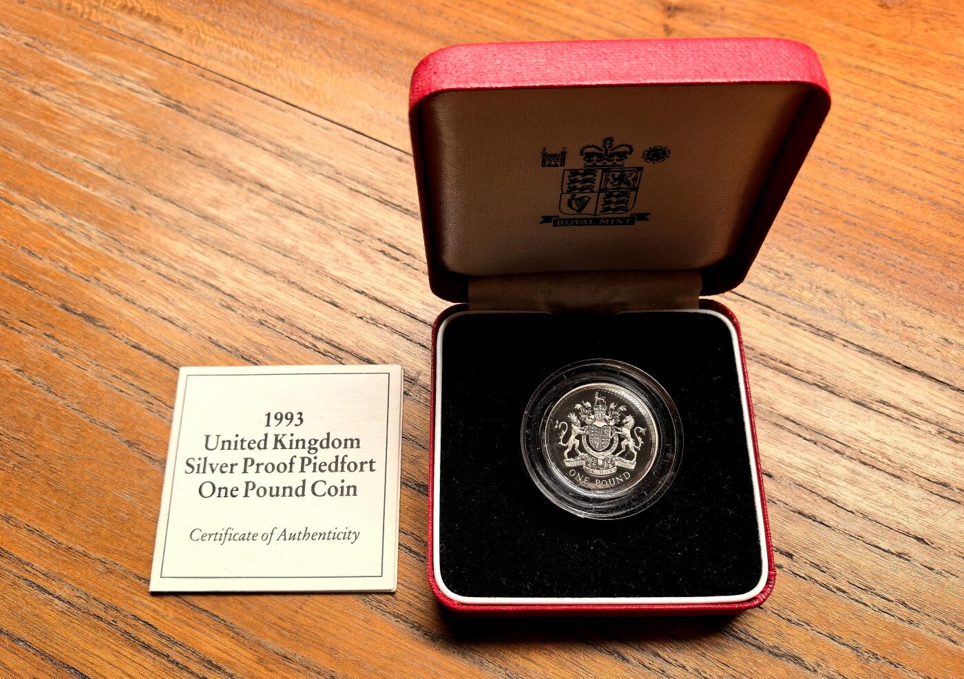 纫秋兰以为佩·凡希社微拍感恩专场 1993英国皇家纹章加厚1镑银币，原厂盒证全品