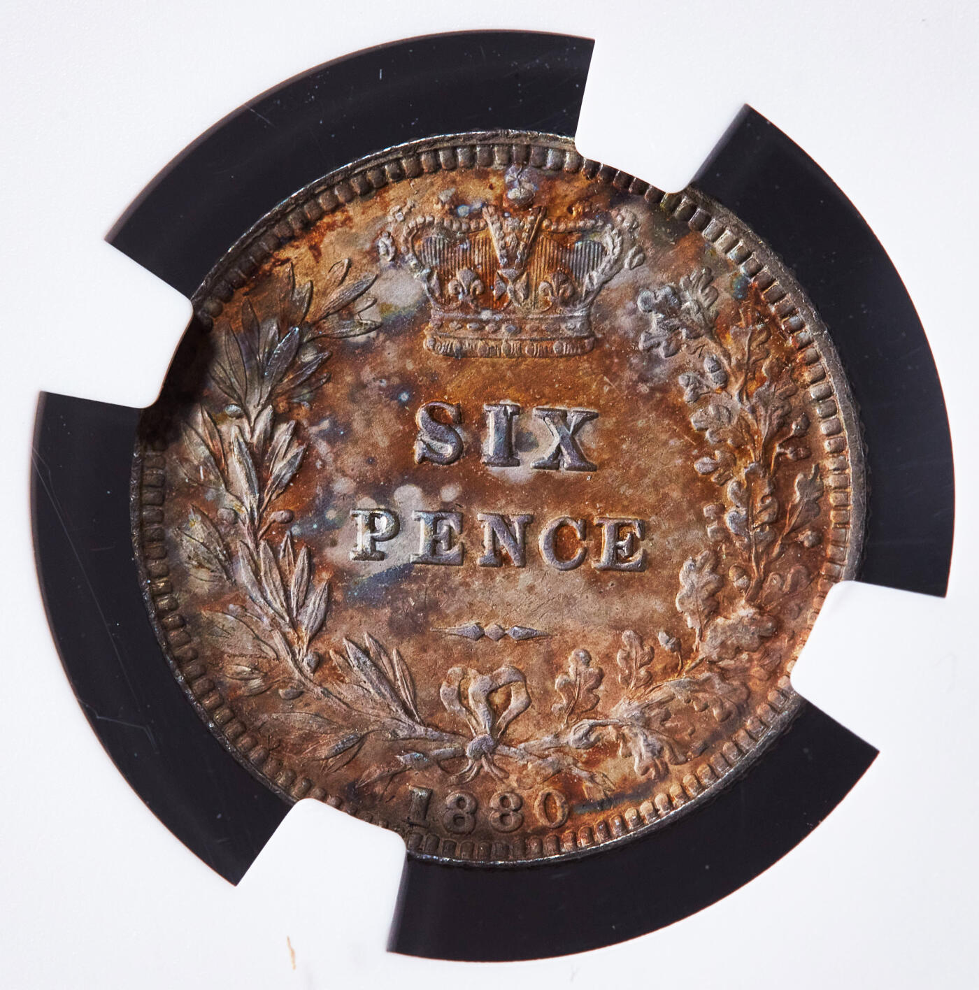 【俄甄集藏】2025年(045)12-03 星期三 晚 19:30 全场包邮 英国1880年维多利亚束发版6便士银币，NGC UNCD，五彩酱彩老包浆，细节犀利