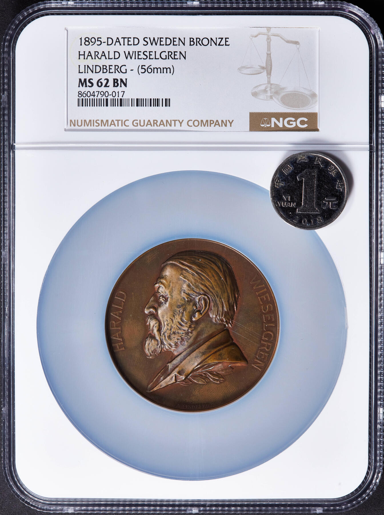 【俄甄集藏】2025年(045)12-03 星期三 晚 19:30 全场包邮 瑞典1895年纪念作家哈拉尔德·维塞尔格伦诞辰60周年大铜章，NGC MS62，巧克力包浆，高浮雕，名家林德伯格作品，背面为北欧神话青春女神伊敦站像，直径56mm