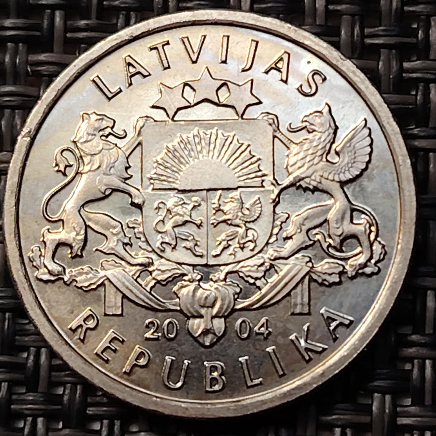 布加迪🐬～世界钱币(上海)🌾第 262 期 /  各国套币和散币 拉脱维亚🇱🇻 2004年 1拉特 纪念币