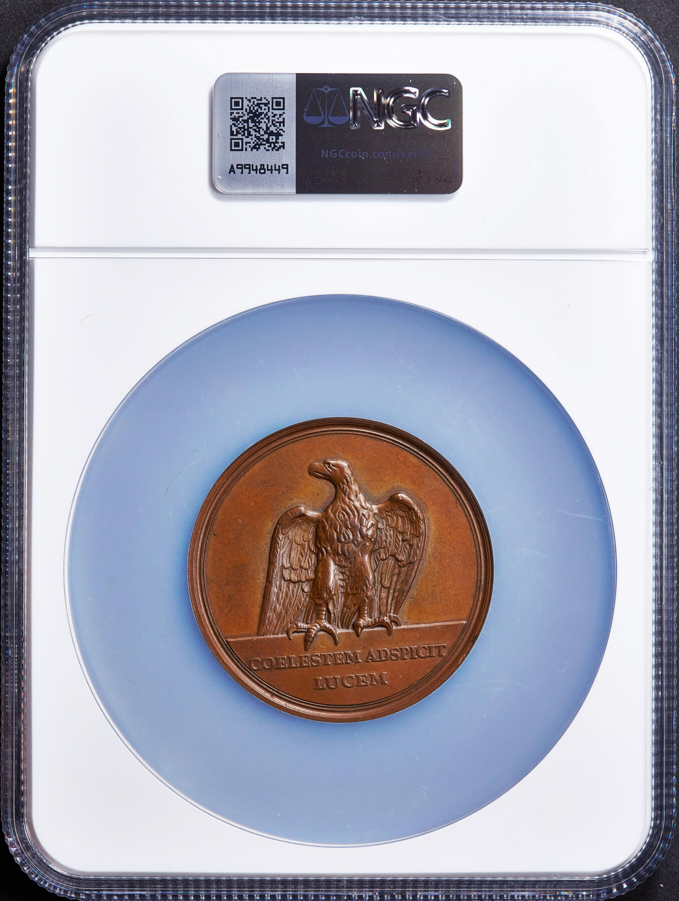 【俄甄集藏】2025年(045)12-03 星期三 晚 19:30 全场包邮 丹麦1937年哥本哈根大学纪念国王克里斯蒂安十世登基25周年银禧大铜章，NGC MS62，红铜原包浆，高浮雕，设计精美，背面雄鹰象征学术的崇高与远见，直径：53mm，少见品种