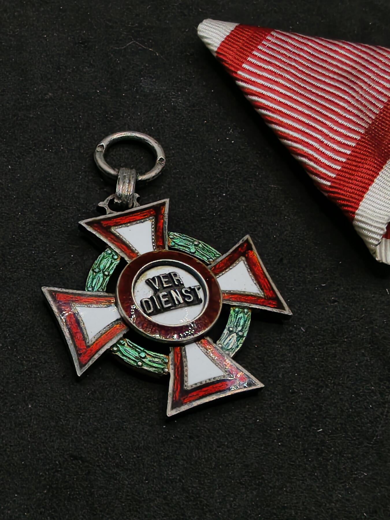 凯旋世界勋赏（第20期）（欢迎送拍）（对拍品有疑问请询问客服，不接受到手刀，出价默认拍品品相。请认真阅读拍卖规则！出价默认已认可！）（收到货请录制开箱视频，无视频概不处理问题。） 奥匈帝国，三级军事功勋十字，绿叶版（战前）