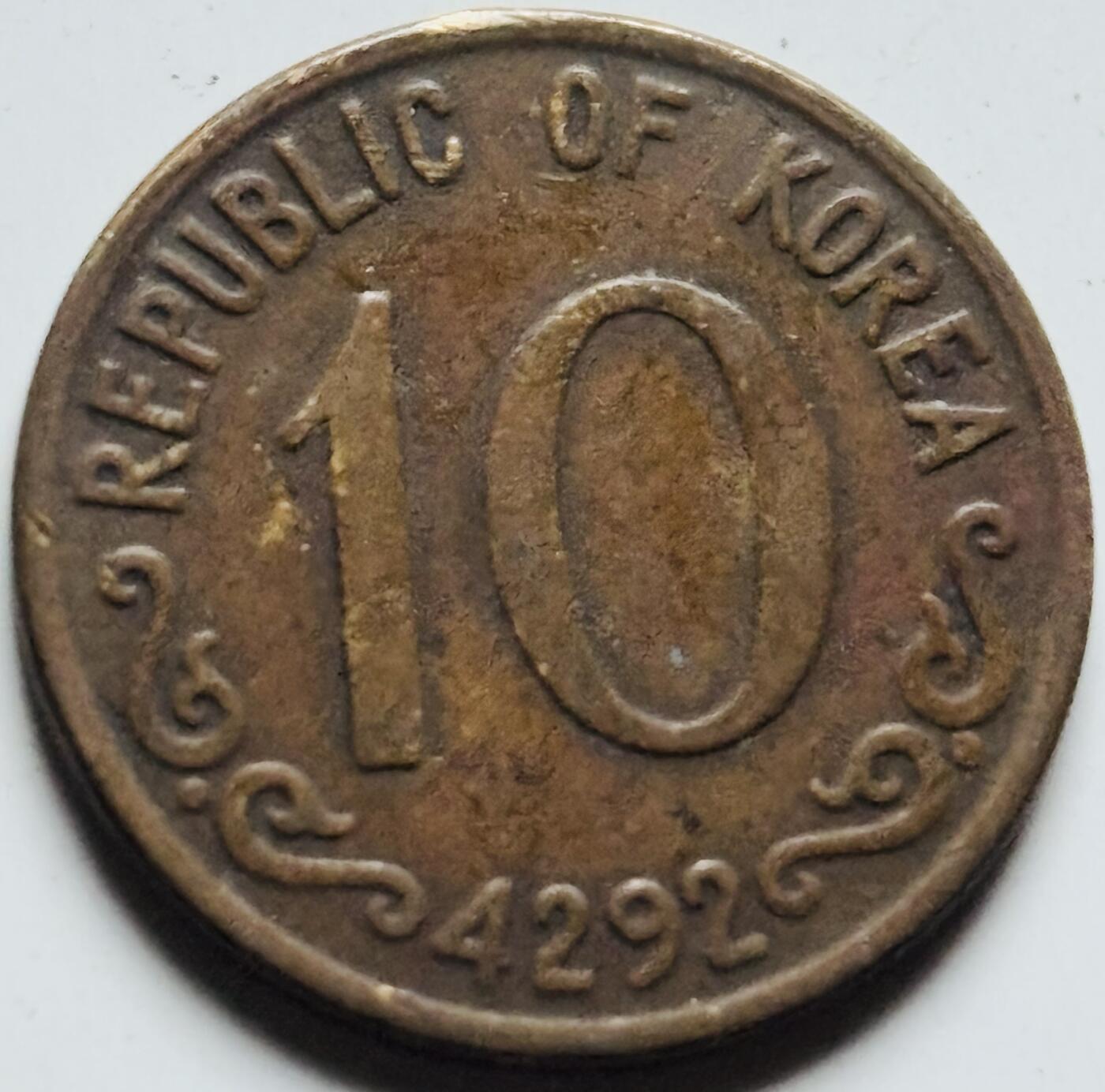 文馨钱币收藏第 284 场，【 长期接收代拍品】老藏家拍品南朝鲜李承晚时期货币，泰国大型纪念币，土耳其各时期及各国套币场 稀少南朝鲜李承晚时期 1959 年 4292 木槿花 10 元铜币首发年