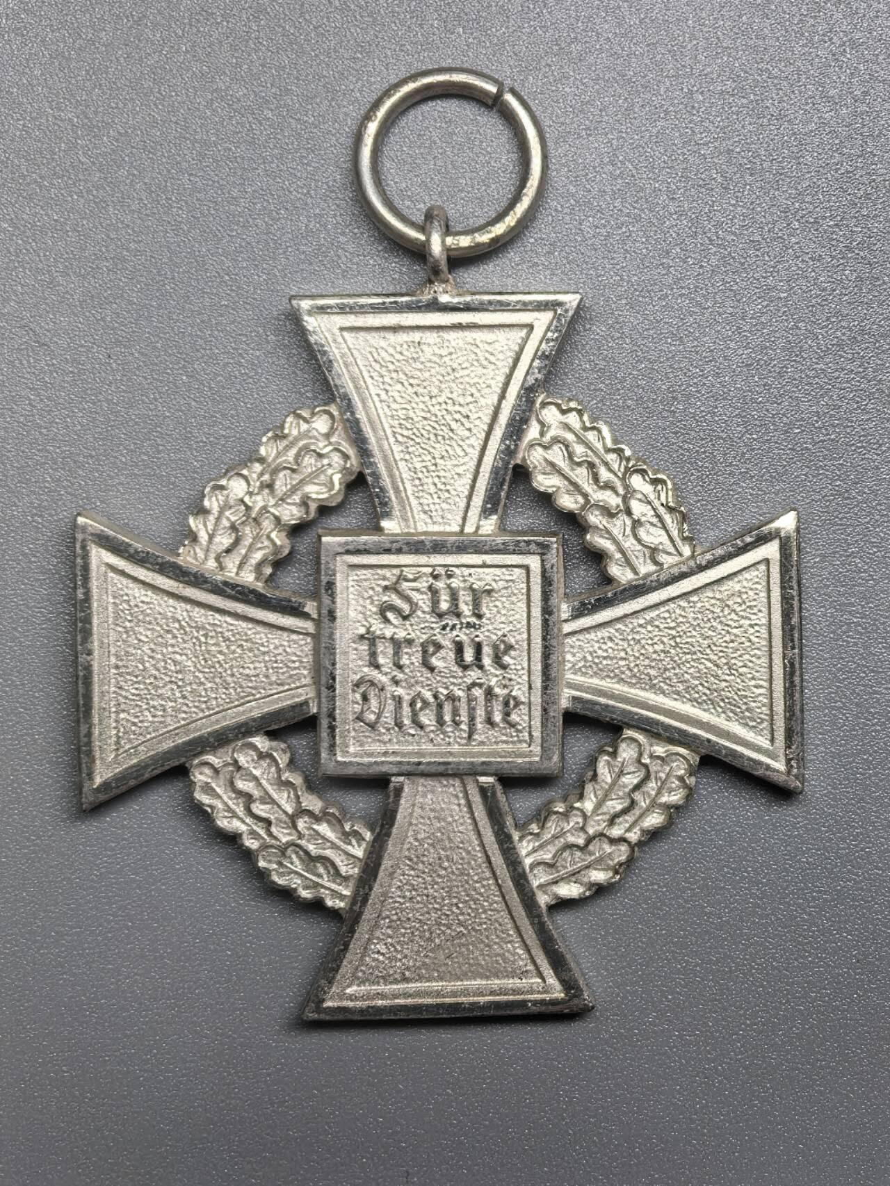 小驴勋章奖章收藏11月29日周六晚六点拍卖（珍爱和平，收藏战争，铭记历史，勿忘国耻，忠党爱国。有偿代拍，送拍规则在简介最后，参拍须阅读规则后再参拍，关系到运费包装发货时效真假辨别等关键信息，拍卖时不再发原图，看大图店主微信码在拍卖店铺介绍里） 得3忠诚服务奖章，铜合金镀银珐琅