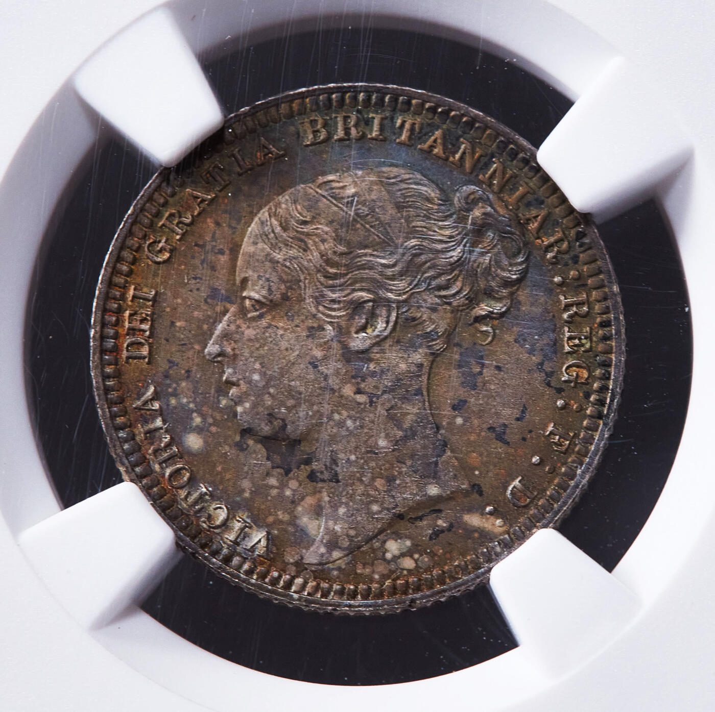 【俄甄集藏】2025年(045)12-03 星期三 晚 19:30 全场包邮 英国1880年维多利亚束发版6便士银币，NGC UNCD，五彩酱彩老包浆，细节犀利