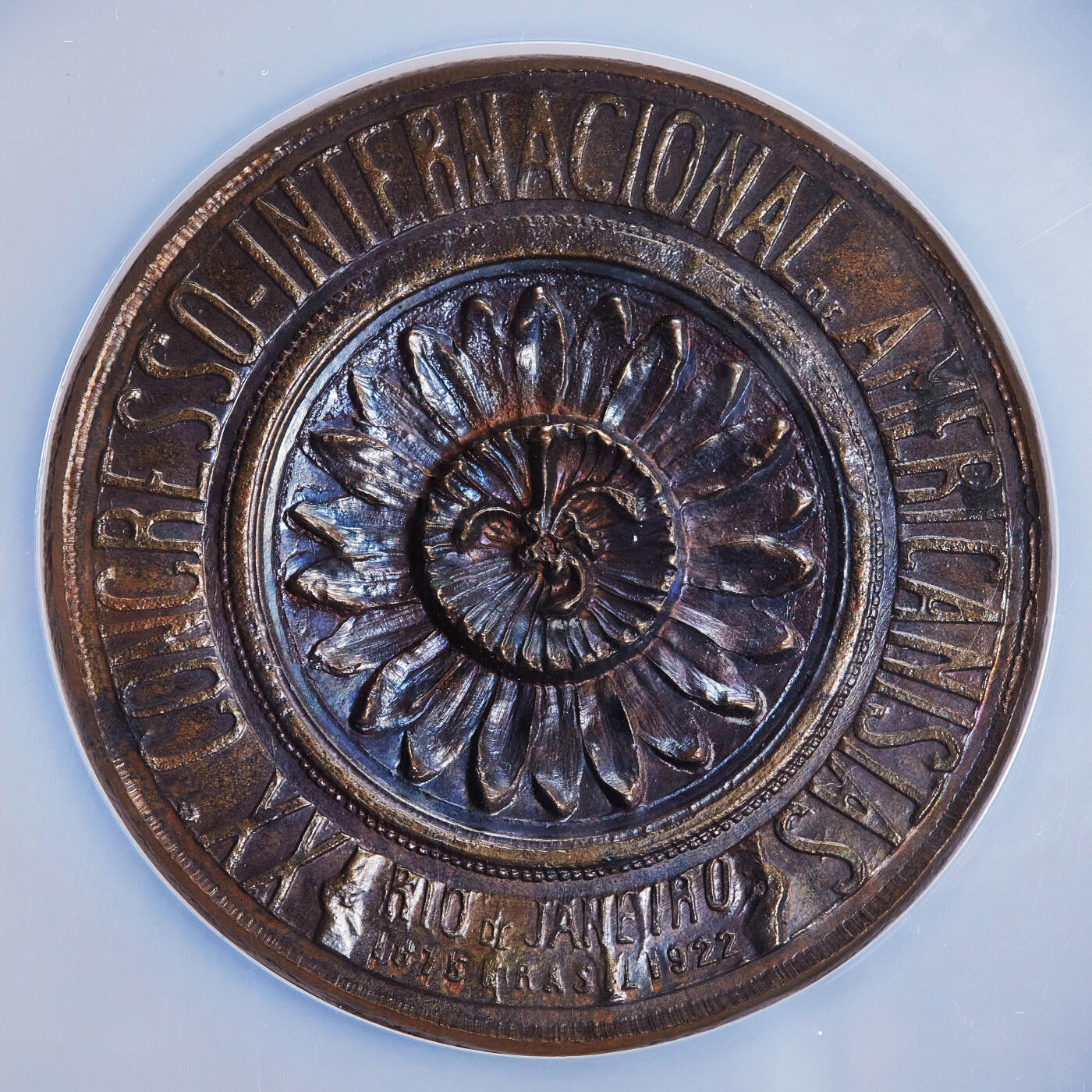 【俄甄集藏】2025年(045)12-03 星期三 晚 19:30 全场包邮 巴西1922年纪念第21届国际地震学大会在里约热内卢召开大铜章，NGC MS64，直径：61.5mm，紫罗兰包浆，稀少品种