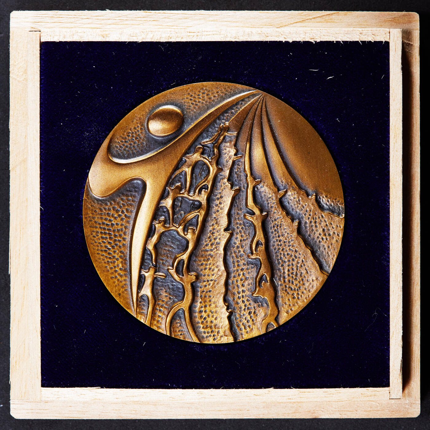 【俄甄集藏】2025年(045)12-03 星期三 晚 19:30 全场包邮 日本1982年纪念关西世界青年文化节大铜章，原盒证，直径：60mm，重量：114.65克