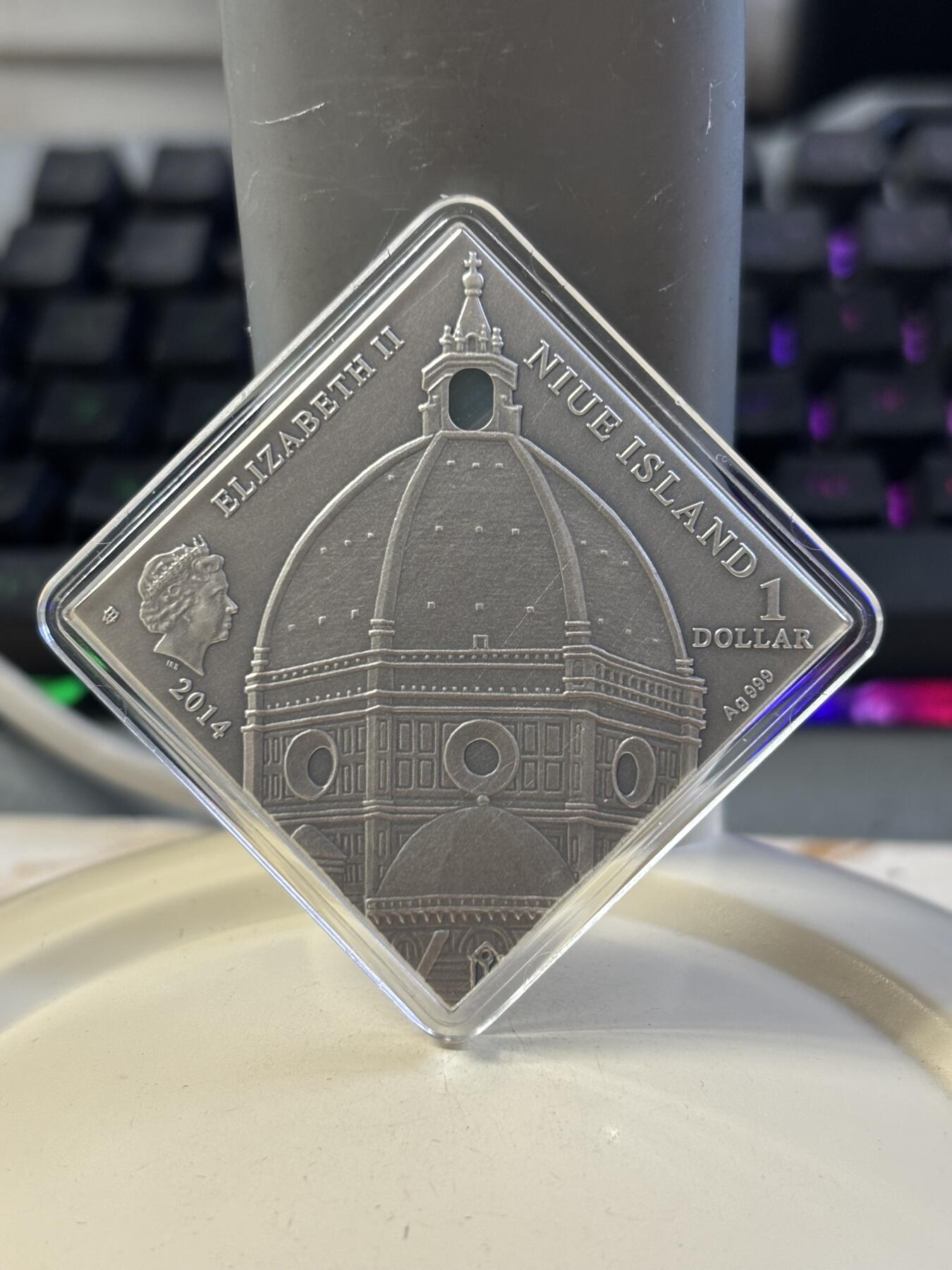 第183期拍卖 纽埃2014年艺术改变世界文艺复兴镶嵌玛瑙仿古银币带证书，28.28克999银，发行量3333枚