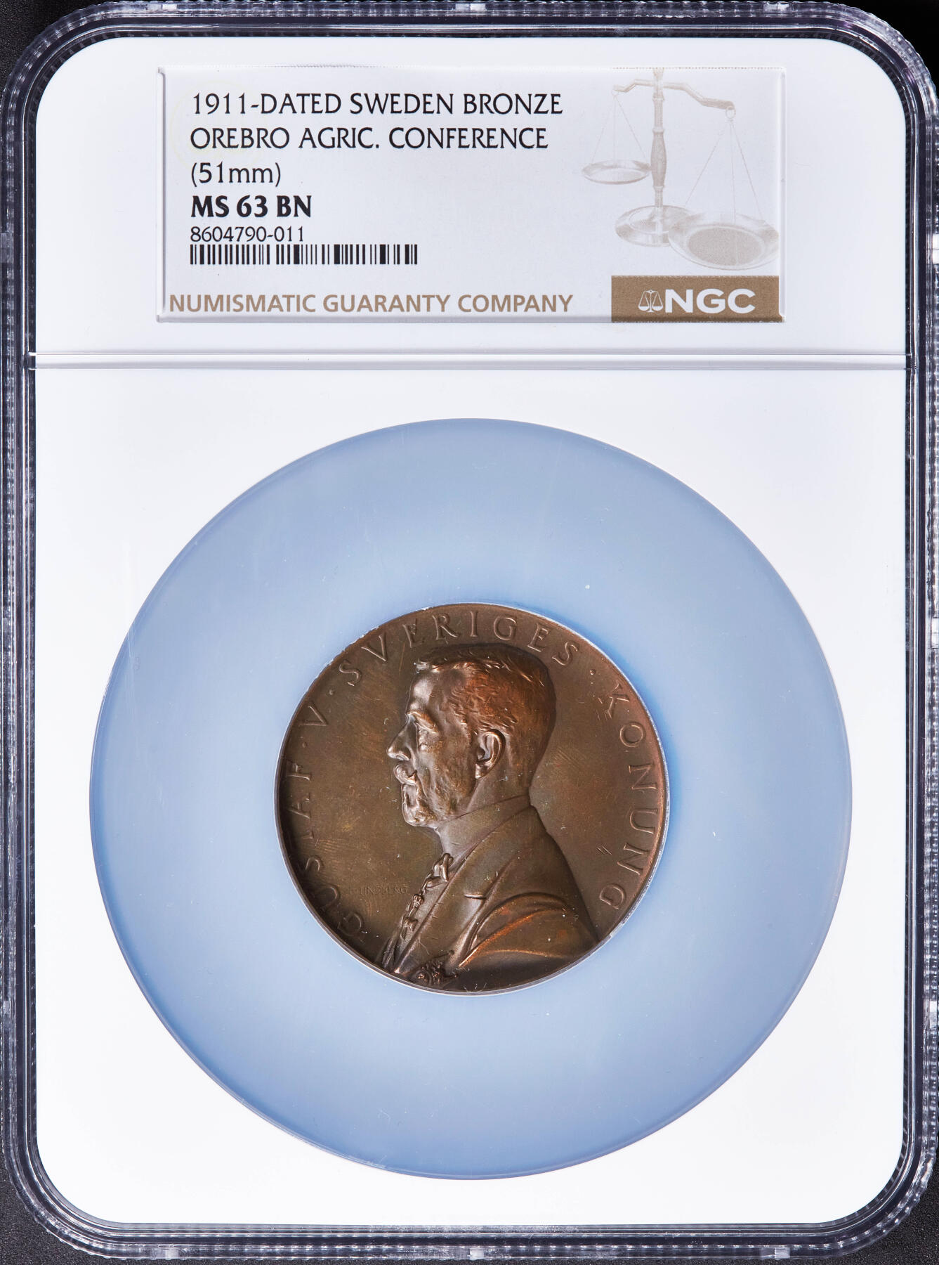 【俄甄集藏】2025年(045)12-03 星期三 晚 19:30 全场包邮 瑞典1911年古斯塔夫五世头像纪念国家首届农业大会在厄勒布鲁召开大铜章，NGC MS63，巧克力包浆，设计精美，直径：51mm，名家林德伯格作品