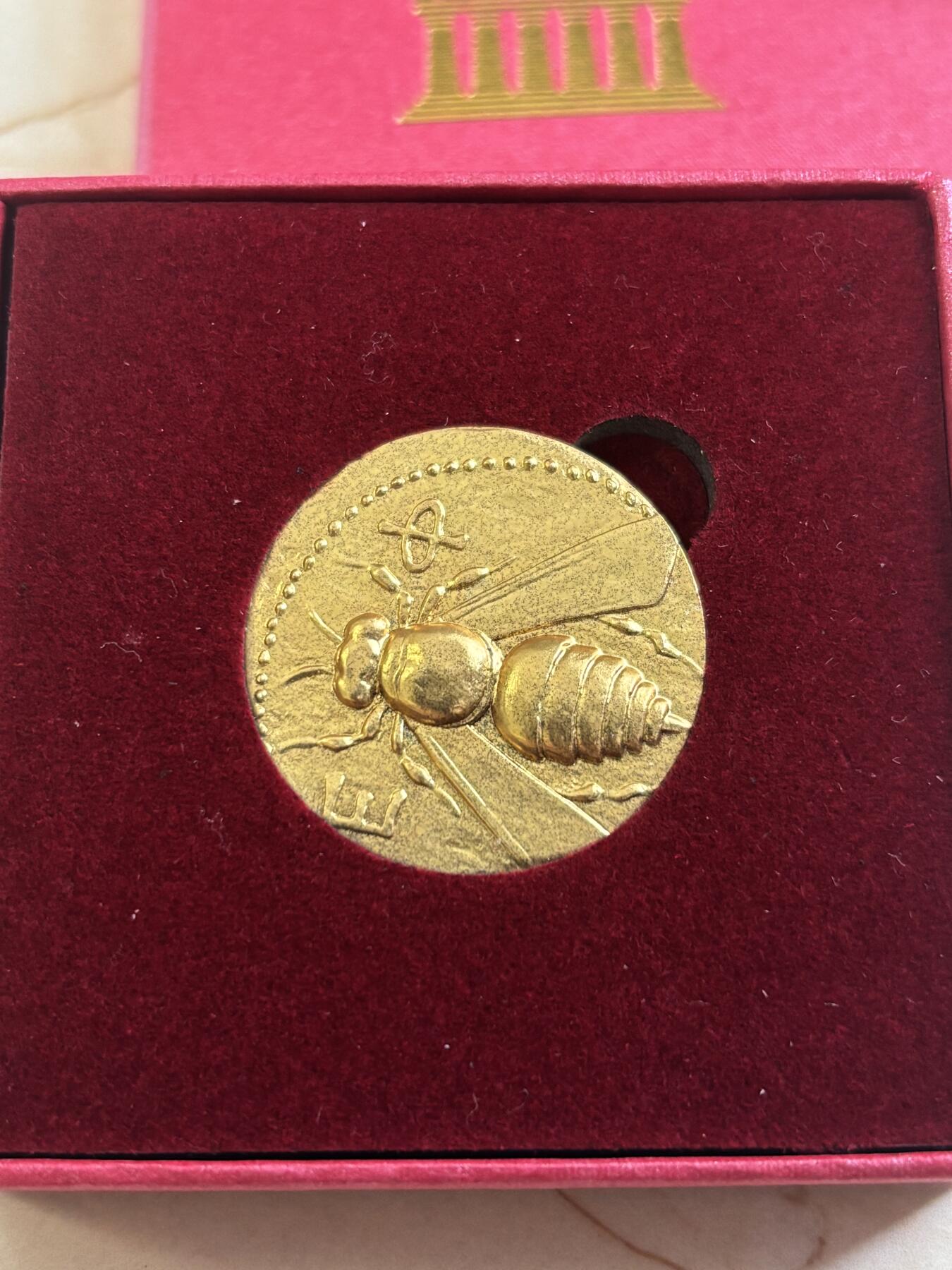 第183期拍卖 帕劳2022年蜜蜂与雄鹿镀金纪念银币，15克，999银，发行500枚