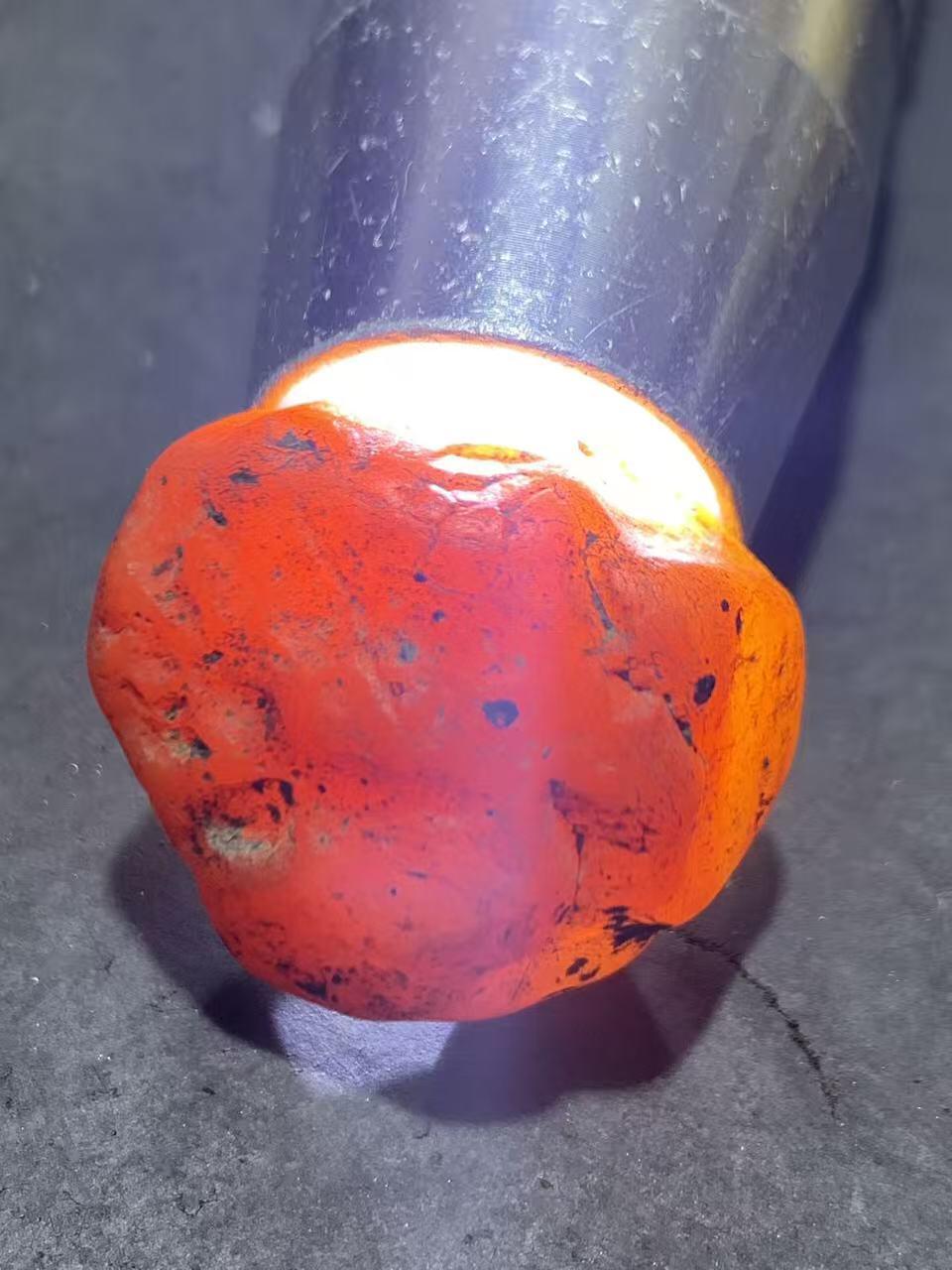 精美红白原皮南红玛瑙原石一颗，