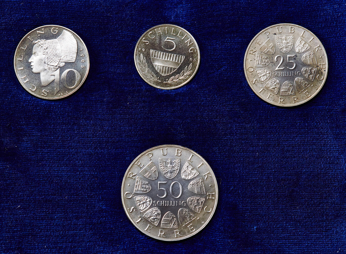 【俄甄集藏】2025年(045)12-03 星期三 晚 19:30 全场包邮 奥地利1965年纪念维也纳大学成立400周年5-50先令精制全银4枚套Proof Set，原盒证，含纯银36.528克