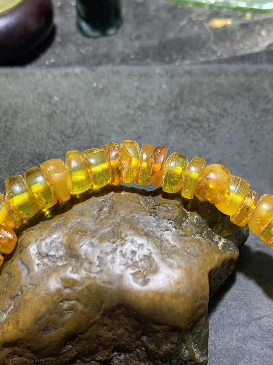 天然原矿俄料蜜蜡原皮随形手串1条！