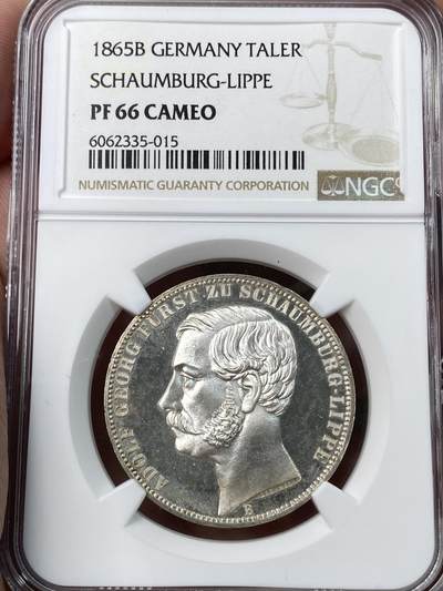 万国钱币拍卖第056期 - NGC PF66CAM 1865德国绍姆堡利普精制天使泰勒 仅单年发行7000枚的顶级小邦品种 与橡树同年份铸造 同是来自汉诺威厂的顶级工艺 堪称完美的GEM品质 深度镜面喷砂质感 令人过目难忘的天花板级品相 可遇不可求 独木便可成林的藏品 
