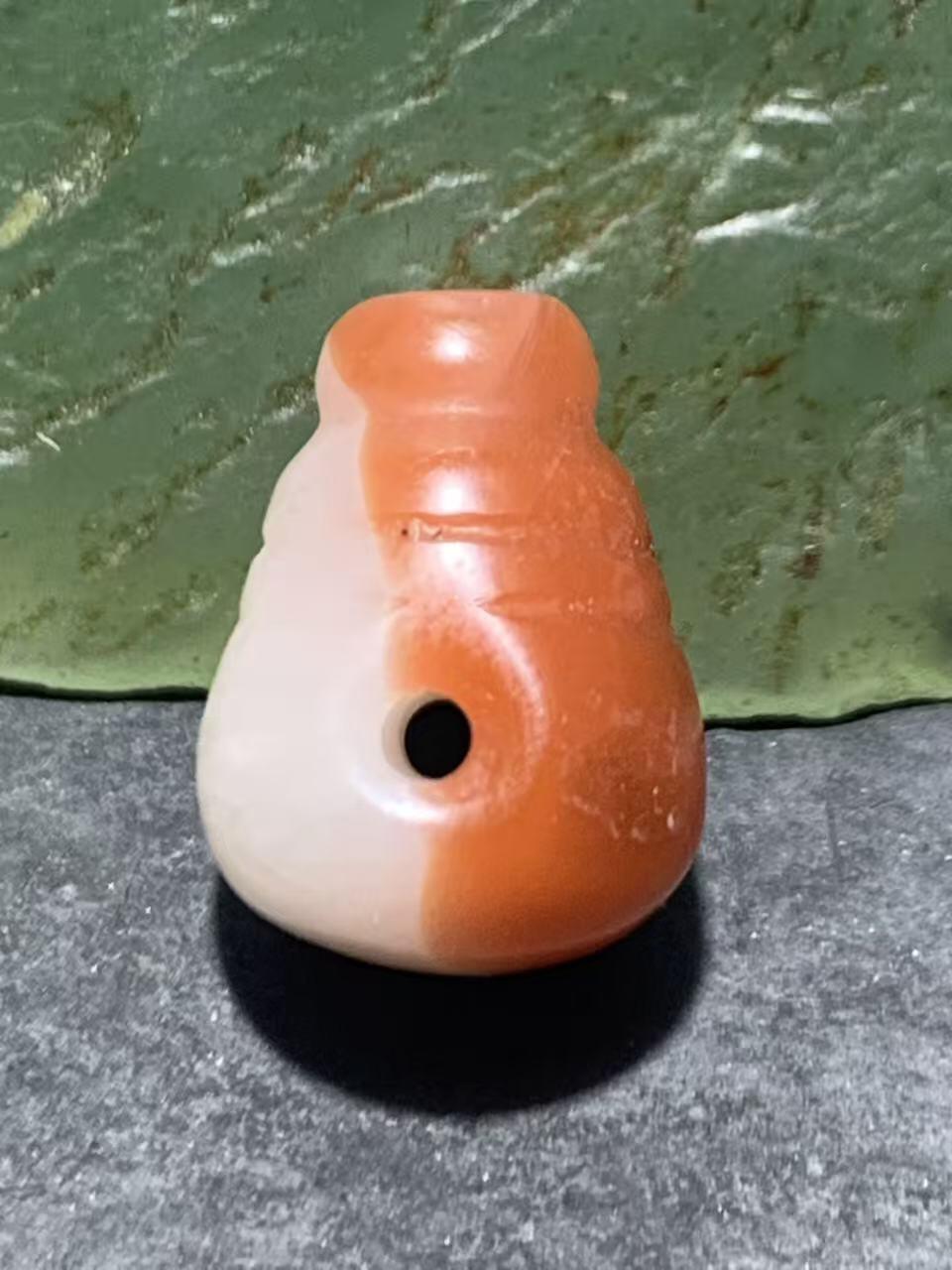 保山南红玛瑙红白双色亚光通货小三通佛头一个。