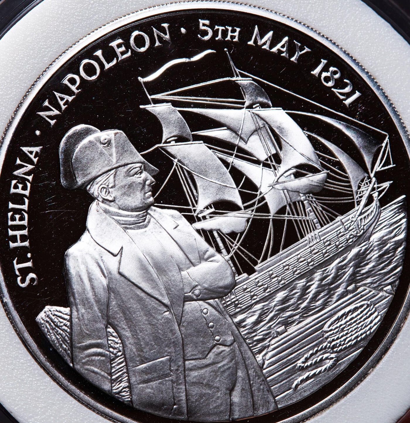 【俄甄集藏】2025年(045)12-03 星期三 晚 19:30 全场包邮 英属圣赫勒拿和阿森松1986年纪念拿破仑逝世165周年25镑5盎司精制大银币，重量：155克，含银量：99.9%，发行量：15000枚，保存完好