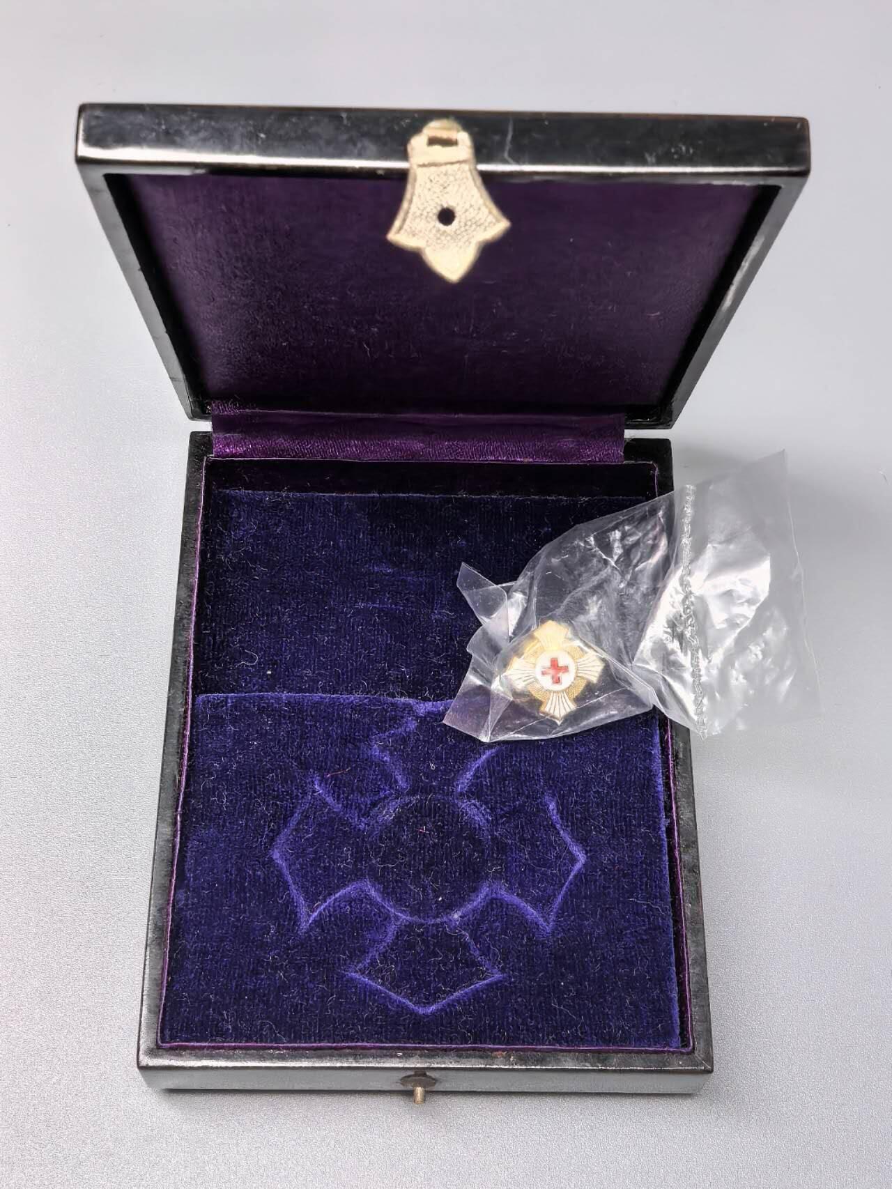 小驴勋章奖章收藏11月29日周六晚六点拍卖（珍爱和平，收藏战争，铭记历史，勿忘国耻，忠党爱国。有偿代拍，送拍规则在简介最后，参拍须阅读规则后再参拍，关系到运费包装发货时效真假辨别等关键信息，拍卖时不再发原图，看大图店主微信码在拍卖店铺介绍里）