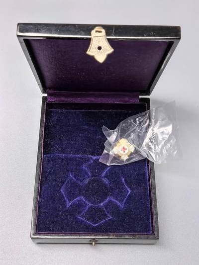 小驴勋章奖章收藏11月29日周六晚六点拍卖（珍爱和平，收藏战争，铭记历史，勿忘国耻，忠党爱国。有偿代拍，送拍规则在简介最后，参拍须阅读规则后再参拍，关系到运费包装发货时效真假辨别等关键信息，拍卖时不再发原图，看大图店主微信码在拍卖店铺介绍里） - 赤十字社有功章盒+纯银未开封略章