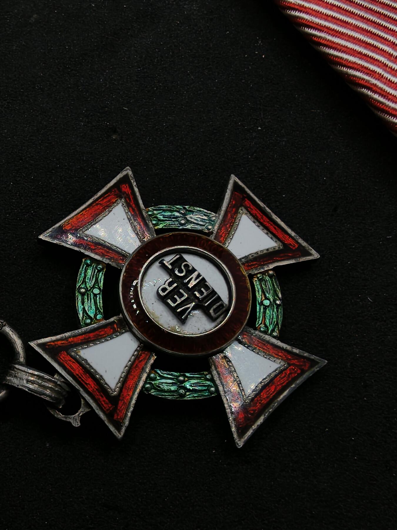 凯旋世界勋赏（第20期）（欢迎送拍）（对拍品有疑问请询问客服，不接受到手刀，出价默认拍品品相。请认真阅读拍卖规则！出价默认已认可！）（收到货请录制开箱视频，无视频概不处理问题。） 奥匈帝国，三级军事功勋十字，绿叶版（战前）