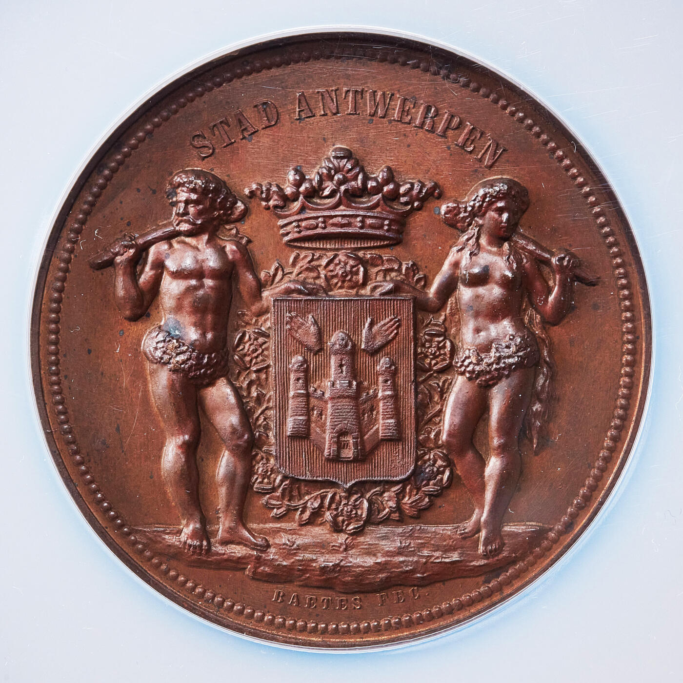 【俄甄集藏】2025年(045)12-03 星期三 晚 19:30 全场包邮 比利时1897年纪念安特卫普建城500周年大铜章，NGC MS62，红铜原包浆，高浮雕，章牌颁发给为城市建设领域做出贡献的人和机构，该枚授予戏剧艺术家弗朗斯·范·多塞拉尔，雕刻家朱尔斯·贝特斯作品，直径：56mm