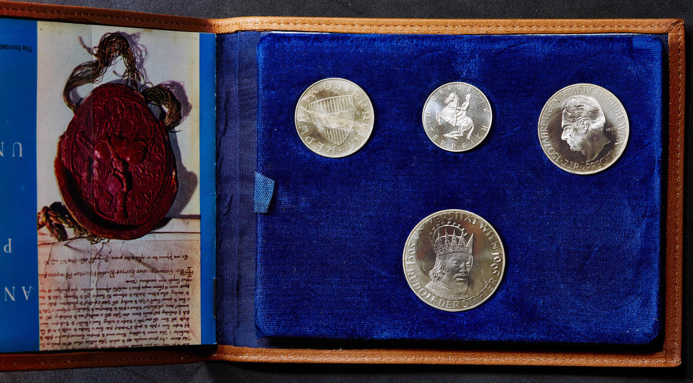 【俄甄集藏】2025年(045)12-03 星期三 晚 19:30 全场包邮 奥地利1965年纪念维也纳大学成立400周年5-50先令精制全银4枚套Proof Set，原盒证，含纯银36.528克