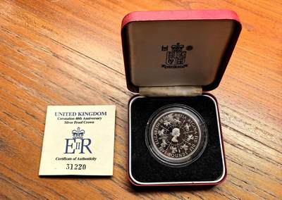 纫秋兰以为佩·凡希社微拍感恩专场 - 1993英国女王加冕40周年纪念加厚克朗大银，原厂盒证全品。