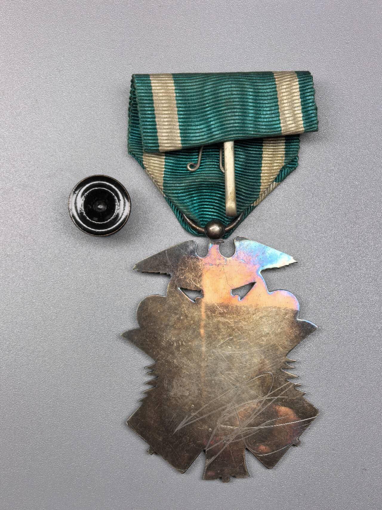 小驴勋章奖章收藏11月29日周六晚六点拍卖（珍爱和平，收藏战争，铭记历史，勿忘国耻，忠党爱国。有偿代拍，送拍规则在简介最后，参拍须阅读规则后再参拍，关系到运费包装发货时效真假辨别等关键信息，拍卖时不再发原图，看大图店主微信码在拍卖店铺介绍里） 勋六级金鵄带略，纯银镀金