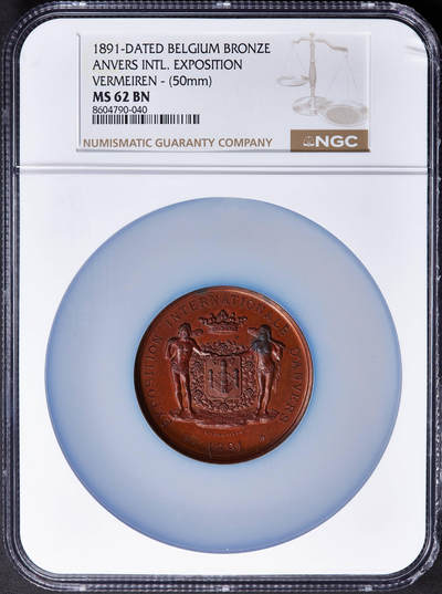 【俄甄集藏】2025年(045)12-03 星期三 晚 19:30 全场包邮 - 比利时1891年纪念安特卫普国际博览会大铜章，NGC MS62，红铜原包浆，高浮雕，雕刻家M·韦尔梅伦作品，直径：50mm，盒体边缘有小破损，见详图