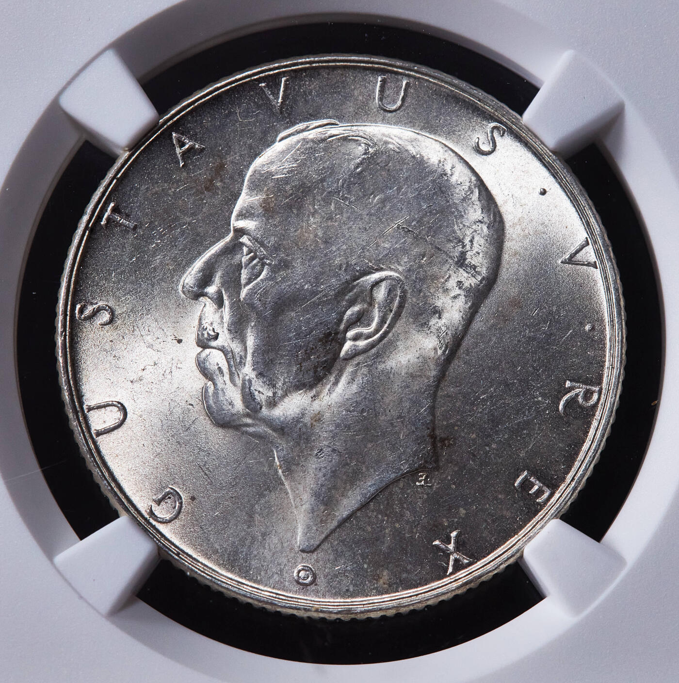 【俄甄集藏】2025年(045)12-03 星期三 晚 19:30 全场包邮 瑞典1938年G版美国特拉华州移民三百年纪念2克朗银币，NGC MS64，车轮转光