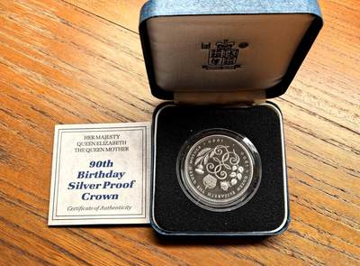 纫秋兰以为佩·凡希社微拍感恩专场 - 1990英国皇太后90寿辰纪念克朗大银，原厂盒证全品。