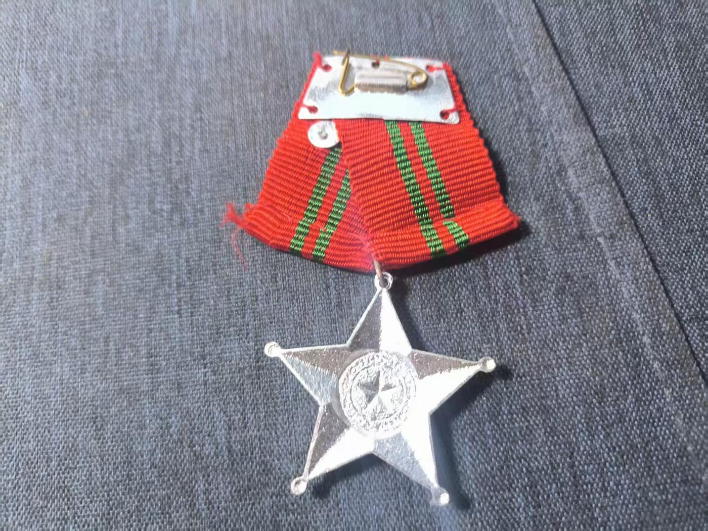 罗岚⭐新藏⭐特惠专拍第一场-分享拍场赚佣 越南民主共和国（原挂略-越中战争时期版本）人民军二级战功勋章 主要颁发给前线作战的基层军官-士官-士兵 该章获得条件需要在战场上以出色的基层指挥能力逆转一场小型战斗，或者亲自临阵毙伤数位敌人