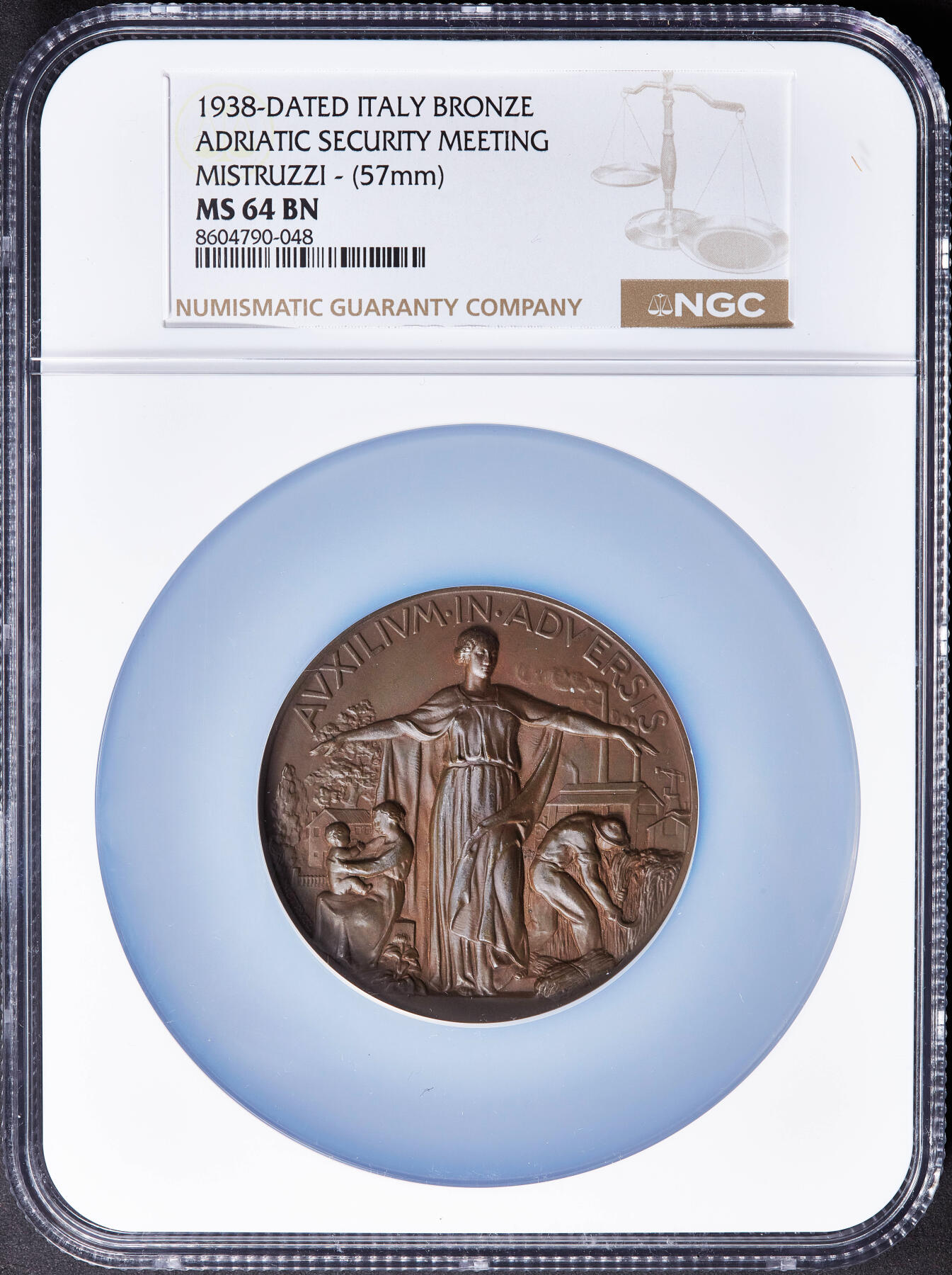 【俄甄集藏】2025年(045)12-03 星期三 晚 19:30 全场包邮 意大利1938年纪念亚德里亚安全议会在里雅斯特召开大铜章，NGC MS64，设计华丽，巧克力包浆，正面为庇护女神站像，著名币章设计师米斯特鲁兹与雕塑家A·保利共同设计制作，直径：57mm，经典品种