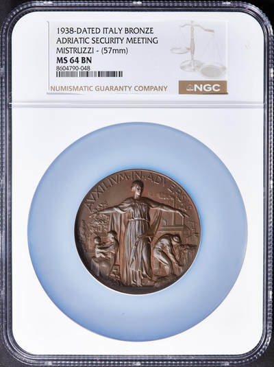【俄甄集藏】2025年(045)12-03 星期三 晚 19:30 全场包邮 - 意大利1938年纪念亚德里亚安全议会在里雅斯特召开大铜章，NGC MS64，设计华丽，巧克力包浆，正面为庇护女神站像，著名币章设计师米斯特鲁兹与雕塑家A·保利共同设计制作，直径：57mm，经典品种