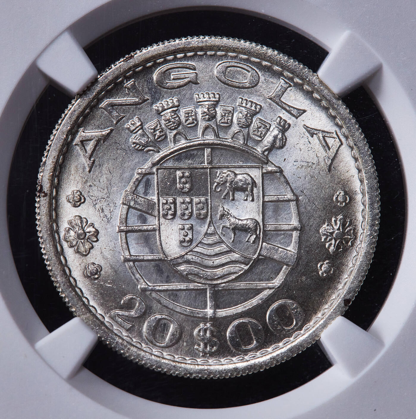 【俄甄集藏】2025年(045)12-03 星期三 晚 19:30 全场包邮 葡属安哥拉1955年20埃斯库多银币，NGC MS64，转光品相