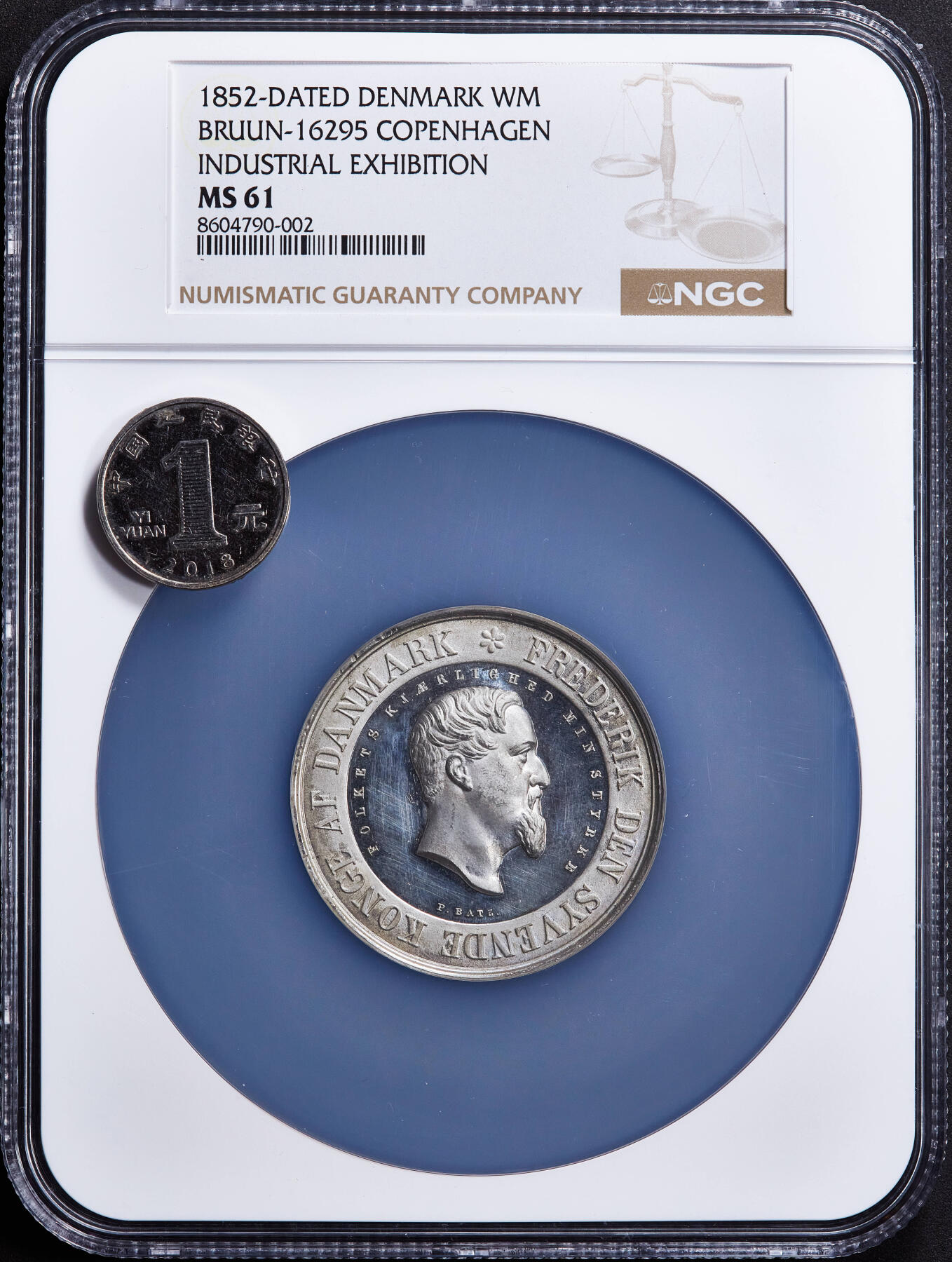 【俄甄集藏】2025年(045)12-03 星期三 晚 19:30 全场包邮 丹麦1852年弗雷德里克七世头像哥本哈根国际工业博览会白色金属纪念章，NGC MS61，高浮雕，底板凝霜，雕刻家P·贝特作品，背面为博览会召开场馆，直径：48mm，少见品种